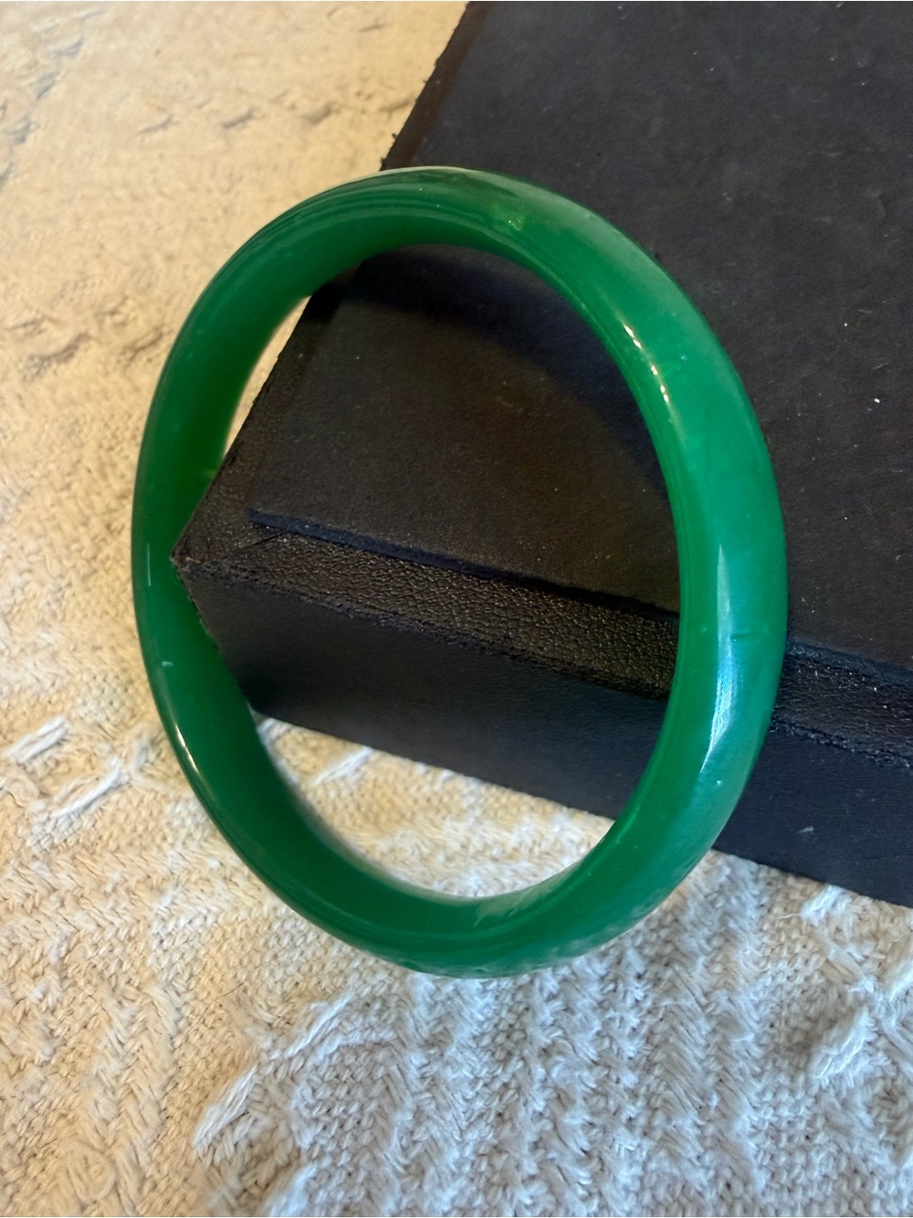 vibrant green jade-style bangle bracelet